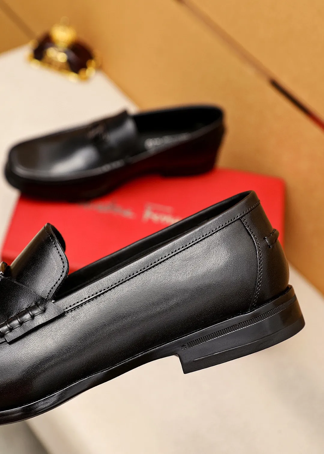 Men's shoes 💰460 💐 Product trademark: Ferragamo "Ferragamo" casual leather shoes Regular size: 38-44 (45.46🉑️customized) Product materials: Selected imported first-layer calfskin upper + luxury hardware buckle, imported water-dyed cowhide leather lining. Strong three-dimensional visual effect, original rubber outsole Color: 1⃣️color optional